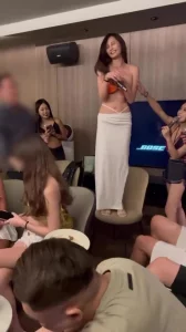 顶级富人圈会所名媛盛宴富哥们会所嗨完直接带回酒店啪啪