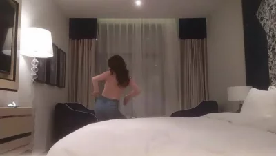 约肏艺术学院会跳名族舞的御姐骑乘扭腰一下就让自己弄高潮了