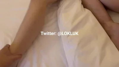 白嫩鲜骚AV视角女友被3P！撸管神片！