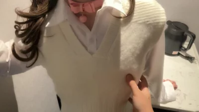 终于把隔壁公司20岁文员上了，大量淫语，不能只看表面